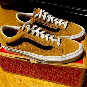 Vans men’s size 9 brown suede and black with white soul very nice